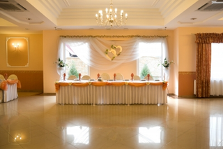 Illustration for article titled Three Customizable Types Of Wedding Reception That Can Work For Any Couple